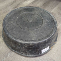 Round Rubber Feed Tub *gc, dirt, residue, mnr hair
