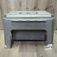 Step Stool - Grooming Tote Box *gc/fair, 0 tray, broken/missing clasp, cracked, mnr dirt, scuffed, scratches
