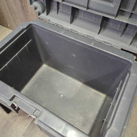 Step Stool - Grooming Tote Box *gc/fair, 0 tray, broken/missing clasp, cracked, mnr dirt, scuffed, scratches
