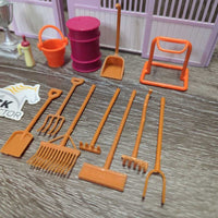 Plastic Stall, 4 Fences, Assorted Stable Equipment
