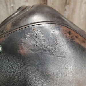 17" MW *5.25" County Saddlery Dressage, Front Pencil Block, Wool Flocked, Flaps: 16"L x 11"W Serial #: 86030815 No 3 Fit