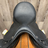18" XW 6.25" Erreplus Adelinde Dressage Saddle, Nylon/Fleece Brown Erreplus Cover, Pr 62" Stirrup Leathers & Bag, 2 Lg Velcro Blocks, Wool Flocking, Flaps: 18"L x 13"W Serial: 180474475BMAZ *Standard Wither & Flap, Open Seat, Flat Panels, Smooth Leather
