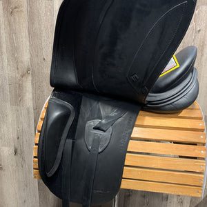 18" XW 6.25" Erreplus Adelinde Dressage Saddle, Nylon/Fleece Brown Erreplus Cover, Pr 62" Stirrup Leathers & Bag, 2 Lg Velcro Blocks, Wool Flocking, Flaps: 18"L x 13"W Serial: 180474475BMAZ *Standard Wither & Flap, Open Seat, Flat Panels, Smooth Leather
