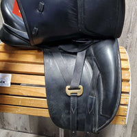 18" MW *5.25" Black Country Dressage, Black Cotton Black Country Cover, Wool Flocking, Xlg Front Blocks, Rear Gusset Panels, Flaps: 16.5"L x 12"W, Serial #: 18M 10226
