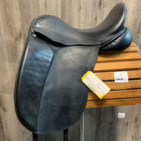 17.5 W *5.5" Sankey SD Custom Dressage Saddle, Black Sankey Cover, Wool Flocking, Large Front Blocks, Lg Rear Gusset Panels, Long Front Gusset Panels, Flaps: 17.5"L x 12.5"W Serial #: 1831017 17.5 T

