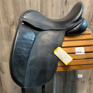 17.5 W *5.5" Sankey SD Custom Dressage Saddle, Black Sankey Cover, Wool Flocking, Large Front Blocks, Lg Rear Gusset Panels, Long Front Gusset Panels, Flaps: 17.5"L x 12.5"W Serial #: 1831017 17.5 T